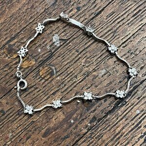 Elegant Silver Floral Bracelet 6” delicate silvertone